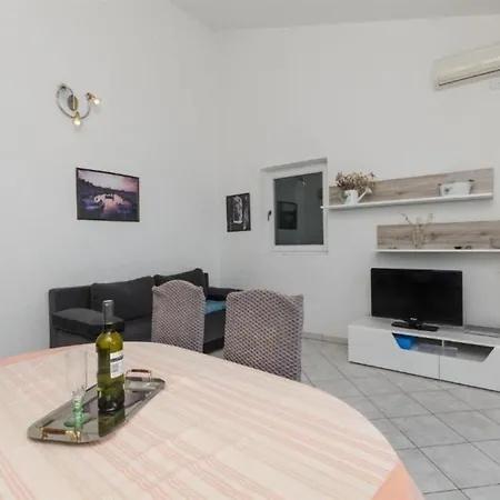 Apartment Mil - 80m From The Sea *