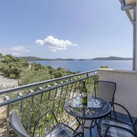 Apartment Mil - 80m From The Sea